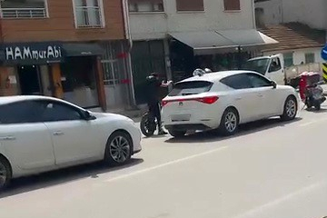 Yol verme kavgasında tansiyon yükseldi araya vatandaşlar girdi