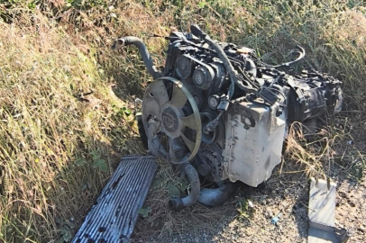 Servis minibüsünün lastiği patladı, direğe çarptı: 6 yaralı
