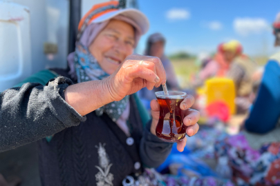 Tarlada yoruluyorlar odun ateşinde matarada çayla dinleniyorlar