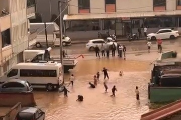 Bursa’da aniden bastıran sağanak hayatı olumsuz etkiledi