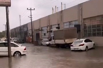 İnegöl, dolu ve sağanak yağışa teslim oldu