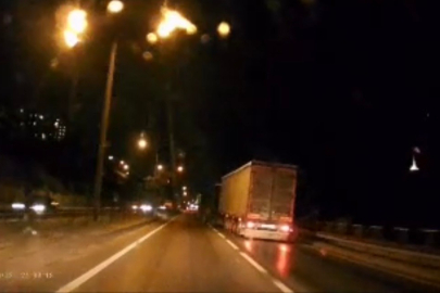 Kontrolden çıkan tır makasladı... O anlar kamerada