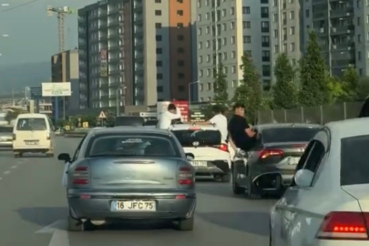 Düğün konvoyunda tehlikeli yolculuk