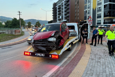 Kontrolden çıkan araç tabelaya çarptı: Sürücü yaralandı