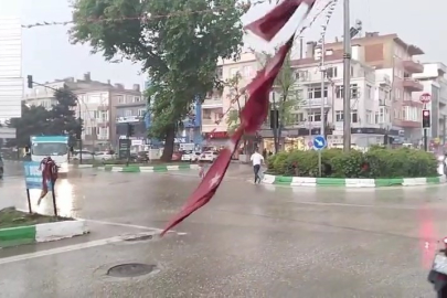 Bursa'da sel...Duyarlı vatandaşlar sele rağmen yırtılan Türk Bayrağını yerden kaldırdı