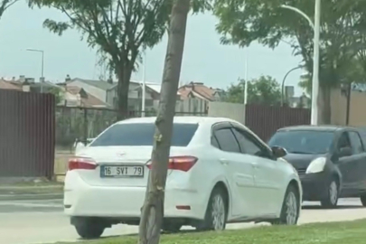 Ters şeritten giden otomobil, trafiği böyle kilitledi