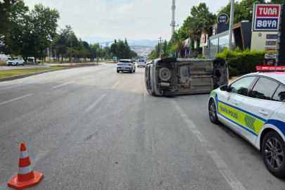 Kaldırıma çarpan araç takla attı: 2 yaralı