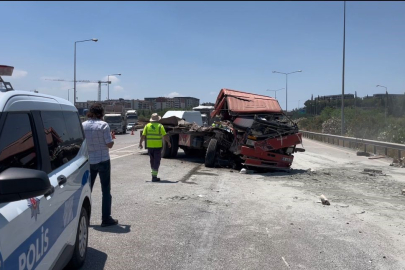 Arızalanan kamyona çarpan tırın sürücüsü hayatını kaybetti