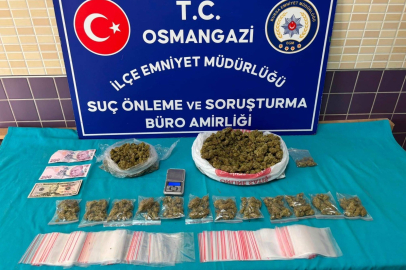 Bursa'da uyuşturucu operasyonu: 1 kiloya yakın esrar ele geçirildi, 4 şüpheli yakalandı