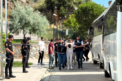 Helikopter ve özel harekat destekli baskın sonrası 29 şüpheli adliyeye getirildi