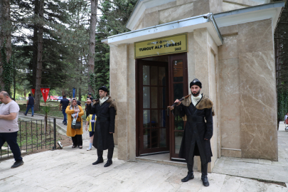 İnegöl Fatihi Turgut Alp kabri başında anıldı