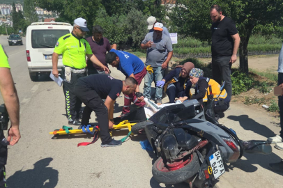 Yol kenarında duran motosiklete araç çarptı: 1 yaralı