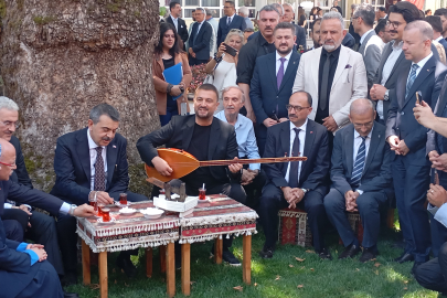 Bakan Tekin Bursa'da çınar altında türkü söyledi, Anadolu peynirlerini tattı