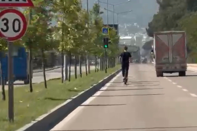 Elektrikli scooter üzerinde tehlikeli yolculuk kamerada