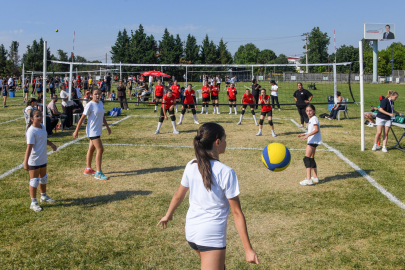 Osmangazi’deki Mini Voleybol Şenliği’nde Spor ve Dostluk Kazandı
