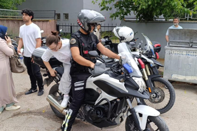 Bursa'da yanlış okula gelen adayların yardımına polis koştu