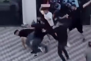 Kemer ve ıstakalarla birbirlerine saldırdılar