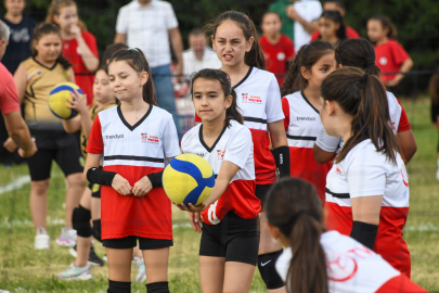 Mini Voleybol Şenliği’nde Çocuklar Madalyalarını Aldı