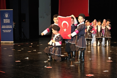 Minikler yıl sonu gösterisinde hünerlerini sergiledi