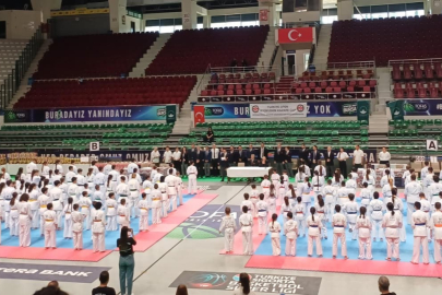 4 ülkeden gelen 180 sporcu, Bursa’daki Kyokushin Kupası’nda buluştu