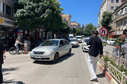 Otomobilin çarptığı abla-kardeş yaralandı