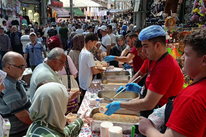 Bursa'da 30 yıllık gelenek...Tuzpazarı esnafı 5 bin kişiye aşure ikram etti
