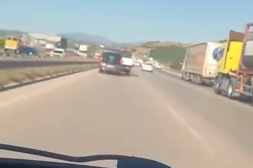 Otobanda kaza kamerada, kıl payıyla kazadan kurtuldu