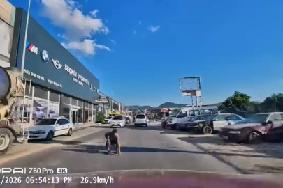 Yola düşürdüğü eşyayı almak isterken saniyelerle ölümden kurtuldu