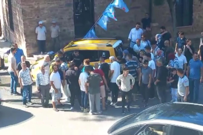 Genç avukat taksinin altında kaldı, çok sayıda kişi çıkarmak için seferber oldu
