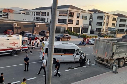 Kamyona arkadan çarpan servisin sürücüsü ağır yaralandı