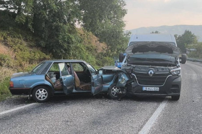 Minibüs ile otomobil çarpıştı 2 yaralı