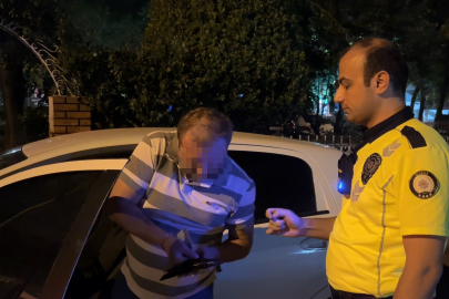 Alkol denetimini görünce aracı park etti, "Sigara almaya geldim" dedi