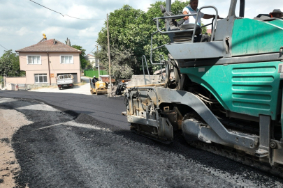 Karacabey'in Yenikaraağaç Mahallesi'nde yollar yenileniyor