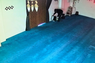 Camiye girdi, kaldırım taşıyla kırdığı yardım kutusundaki 100 bin lirayı çaldı