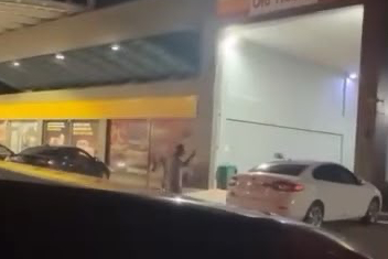 Akaryakıt istasyonunda sopalı kavga kamerada