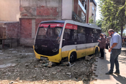 Minibüs, iş yerine çarptıktan sonra boş arsaya uçtu