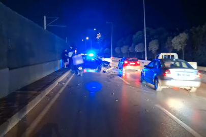Bursa'da otomobil baz istasyonu ve metro bariyerlerine çarpıp durdu