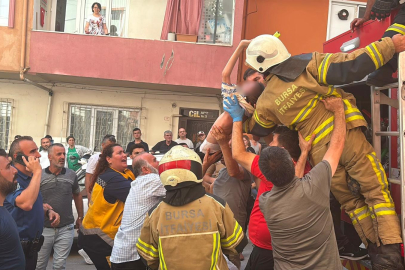 Engelli çocuk itfaiye ekiplerince yangından kurtarıldı