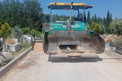 Hamitler Kent Mezarlığı'ndaki ara yollara soğuk asfalt atılıyor
