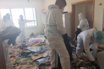 Balkan Mahallesi’nde evden 28 ton çöp çıkarıldı