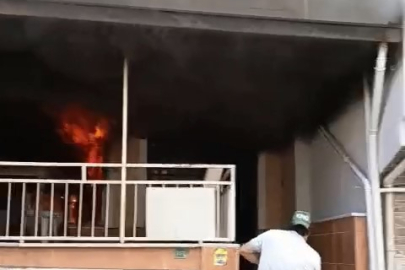 4 katlı evin giriş katında çıkan yangına ilk müdahaleyi vatandaşlar yaptı