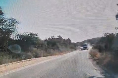 Hatalı sollama yapan hafriyat kamyonu kamerada