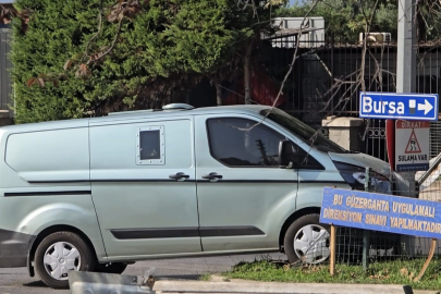 Mudanya'da zırhlı banka aracı elektrik direğine çarptı