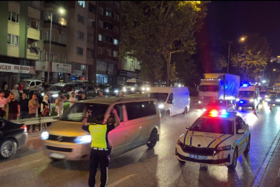 Bursa'da alkollü şahıs metro direğine çıktı: Ulaşım durdu, elektrik kesildi