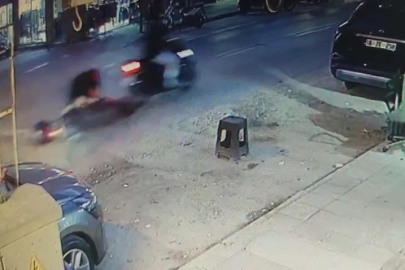 Çukurda dengesini kaybeden motosikletli düştü, o anlar kamerada