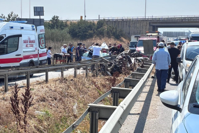 Direksiyon hakimiyetini kaybeden otomobil bariyere girdi