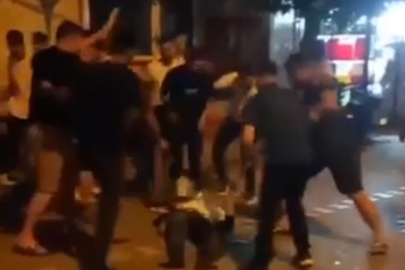 Kadını darp eden adamı mahallelinin linç anları kamerada