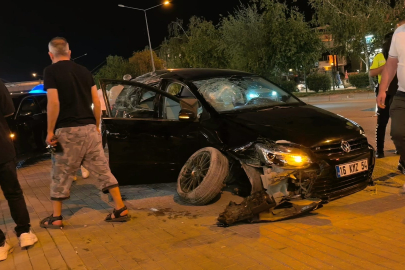 Kontrolden çıkan araç iki otomobile çarptı: 2 yaralı