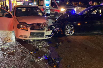 Otomobiller kafa kafaya çarpıştı: 2 yaralı