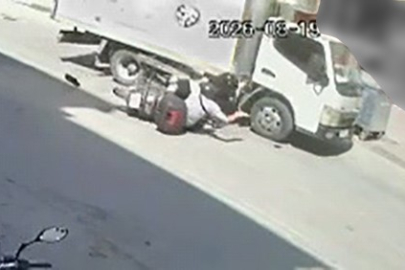 Kamyonetle motosiklet çarpıştı : 2 yaralı